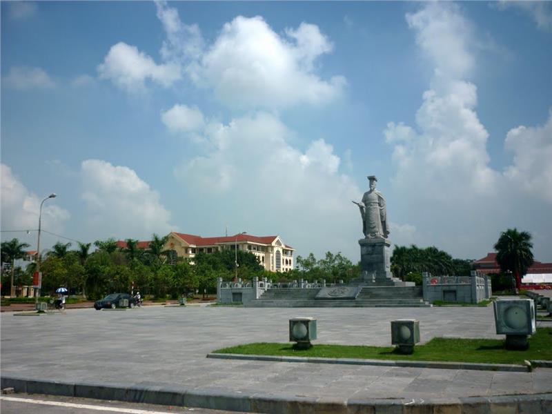 Ly Cong Uan Statue in Bac Ninh City