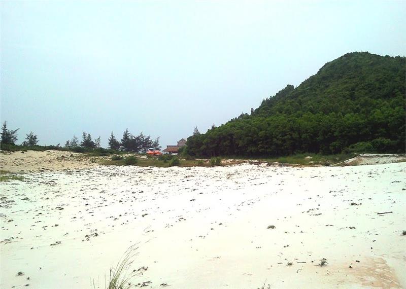 White sand dunes in Quan Lan Island