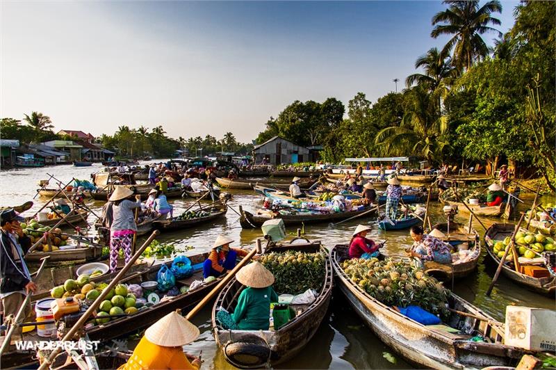 Crowded traders in Cai Rang Floating Market