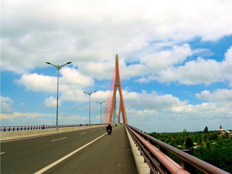 Can Tho Bridge on Vinh Long side