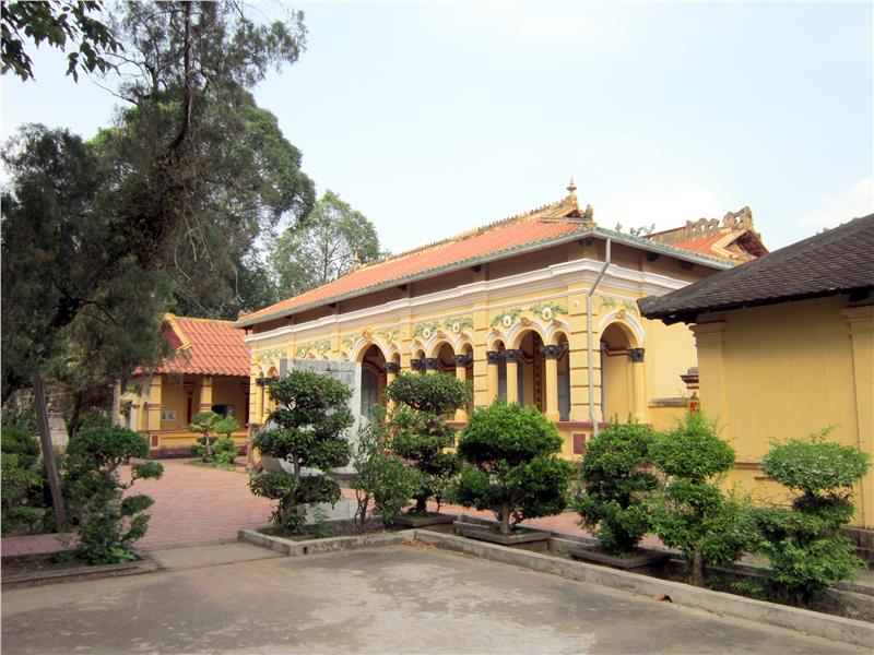Inside Nam Nha Pagoda