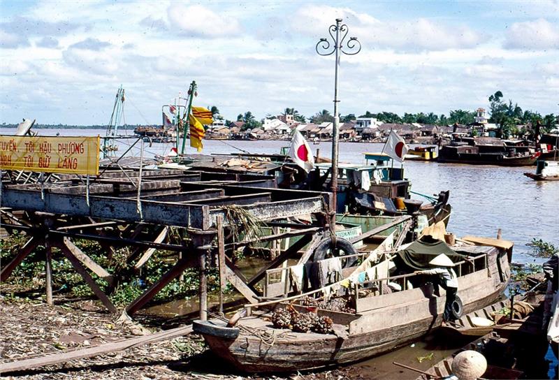 Ninh Kieu Pier in the past