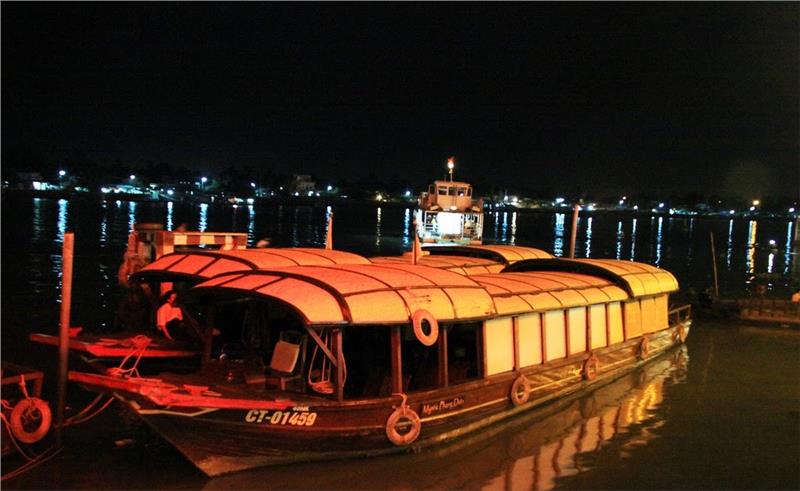 Tourist boats at Tay Do Night market