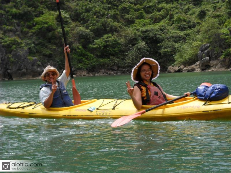 Kayak in Lan Ha Bay
