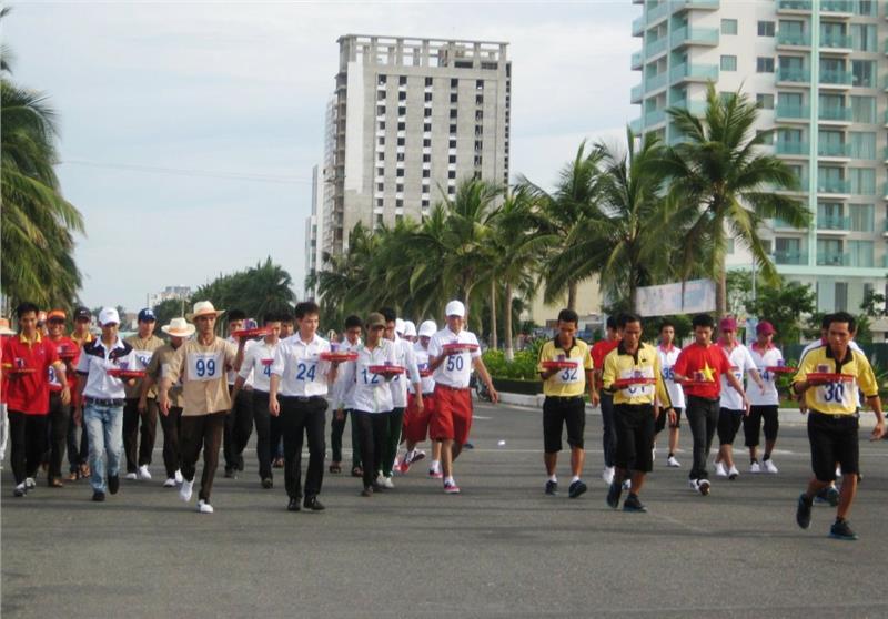 People take part in running contest