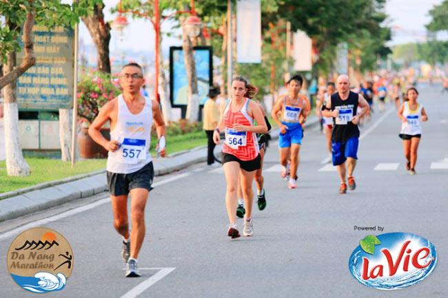 Athletes in Da Nang Marathon 2013