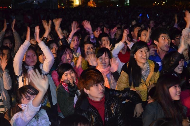 Da Nang citizens gather and welcome the New Year Eve together