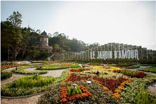 The first Flower Festival launches in Ba Na