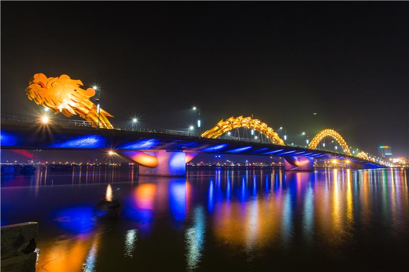 Dragon Bridge at night
