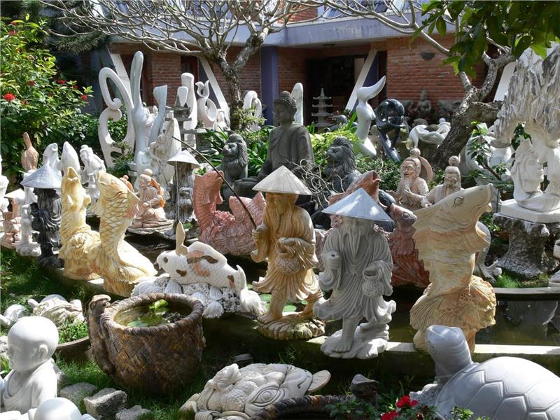 Products in Non Nuoc stone carving village