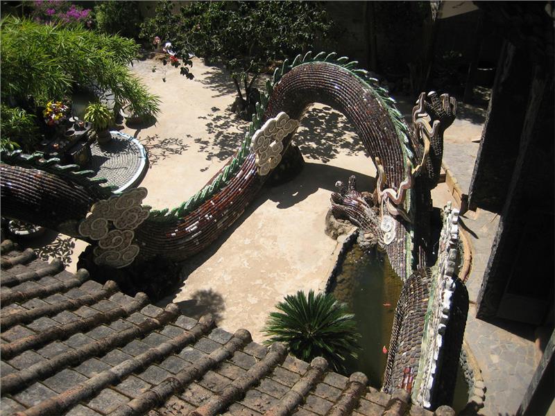 Dragon outside the Linh Phuoc Pagoda