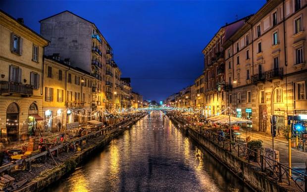Thành phố Milan lên đèn bên kênh đào Navigli Thành phố Milan lên đèn bên kênh đào Navigli