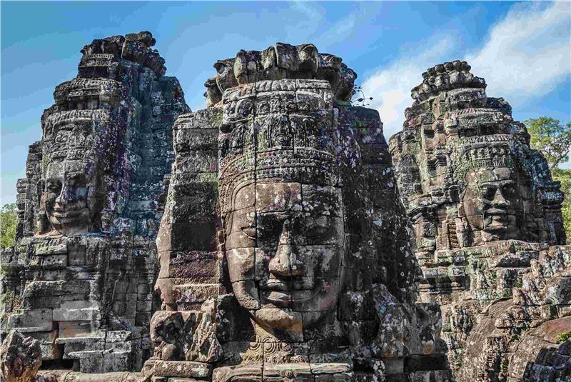 Tầng thứ hai – tầng trần gian của Angkor Wat Tầng thứ hai – tầng trần gian của Angkor Wat