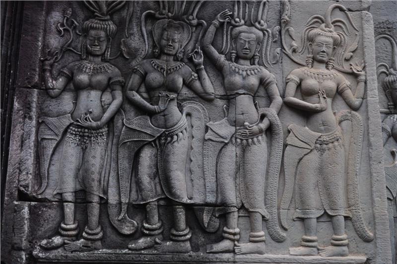 Hình ảnh các vũ nữ Asapara được điêu khắc trên các bức tường của Angkor Wat Hình ảnh các vũ nữ Asapara được điêu khắc trên các bức tường của Angkor Wat