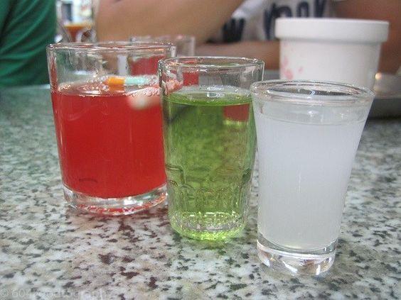 Máu và mật rắn được trộn với rượu ở chợ đêm Huaxi 