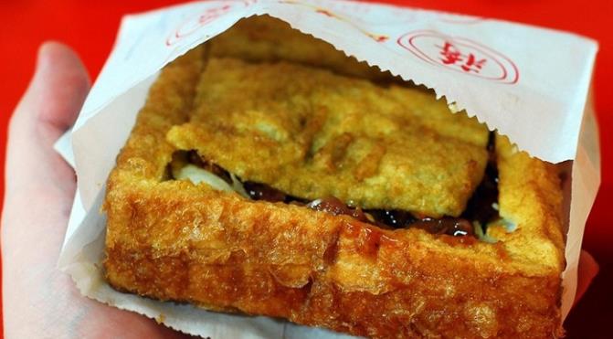 Món bánh mì quan tài nổi tiếng ở chợ Hoa Đài Nam 