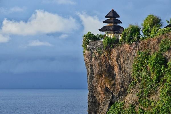 Ngôi đền Uluwatu đẹp chênh vênh trên mỏm đá 