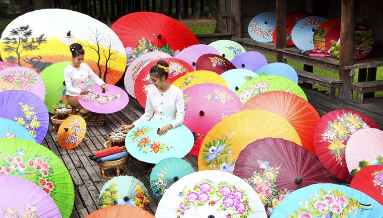 Những nghệ nhân đang tạo ra những chiếc Parasols tuyệt đẹp Những nghệ nhân đang tạo ra những chiếc Parasols tuyệt đẹp