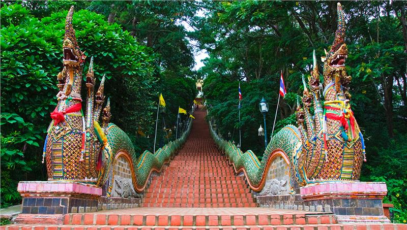 Vượt qua 360 bậc tam cấp là du khách có thể lên đến chùa Wat Phra That Doi Suthep Vượt qua 360 bậc tam cấp là du khách có thể lên đến chùa Wat Phra That Doi Suthep