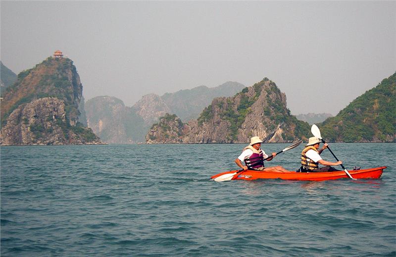 Kayaking in Halong Bay discovers interesting landscapes