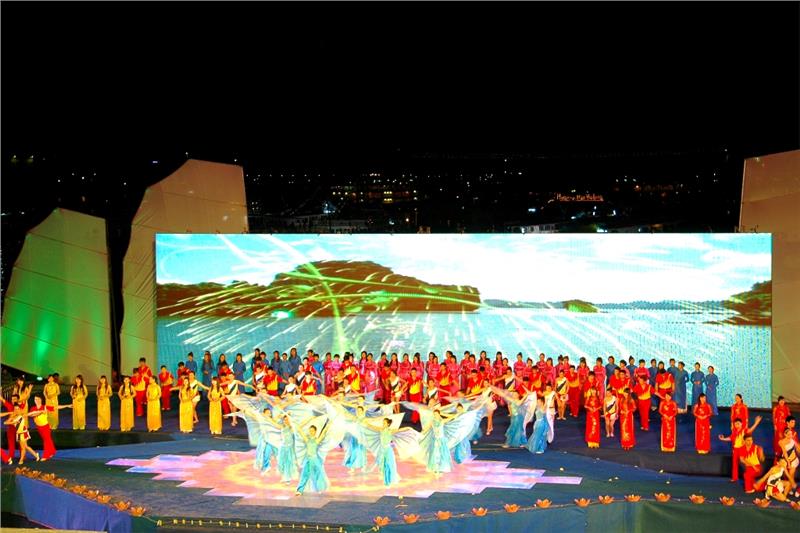 Actors and Actresses perfoming in Halong Carnival