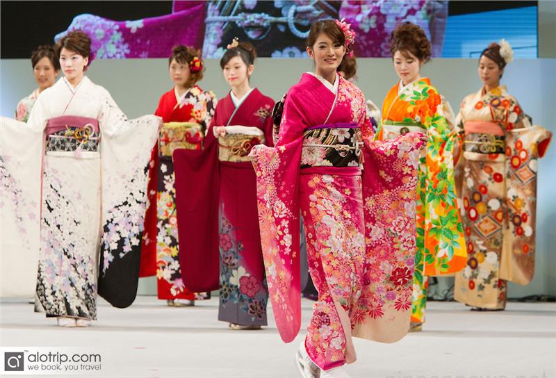 Kimono performance in Halong Cherry Blossom Festival