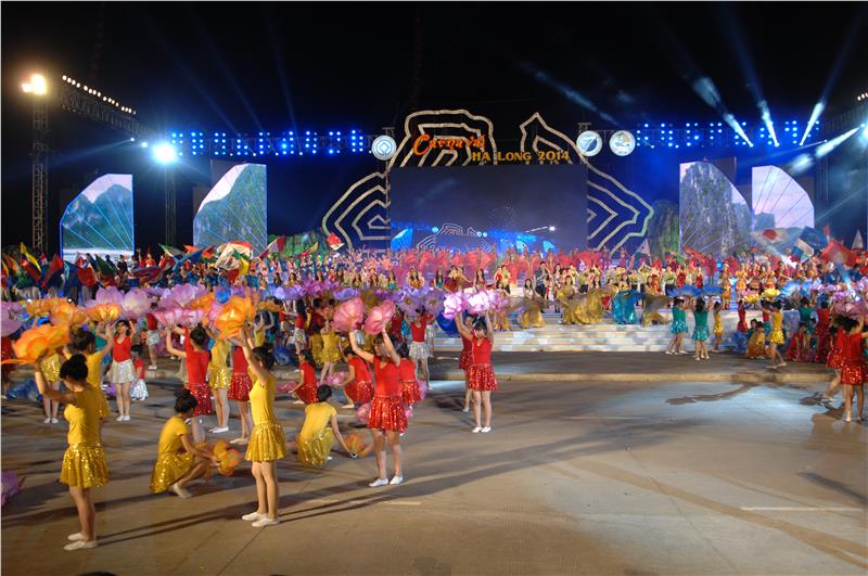 Participants in Halong Carnaval 2014