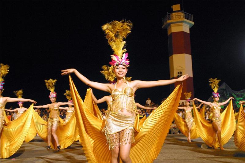 Performance in Halong Carnival 2013