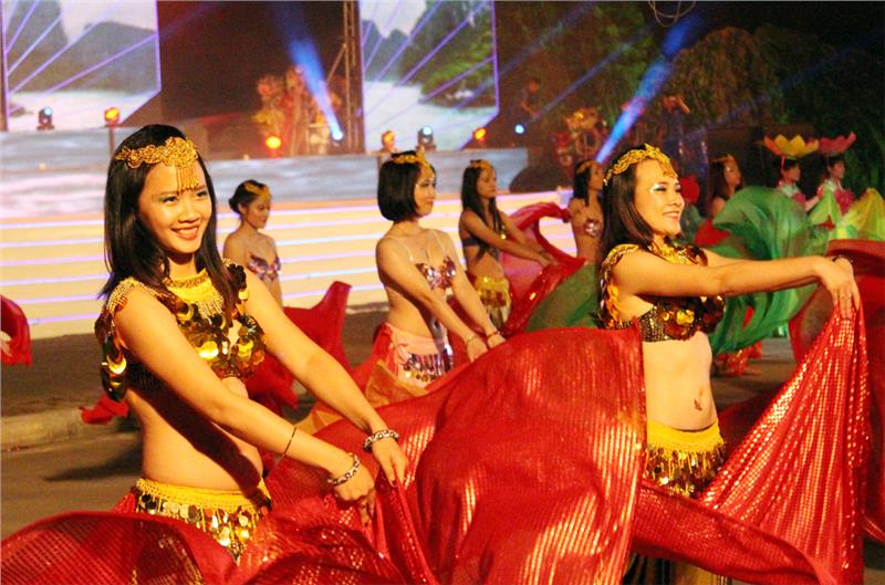 Samba dance performance in Halong Carnival 2014
