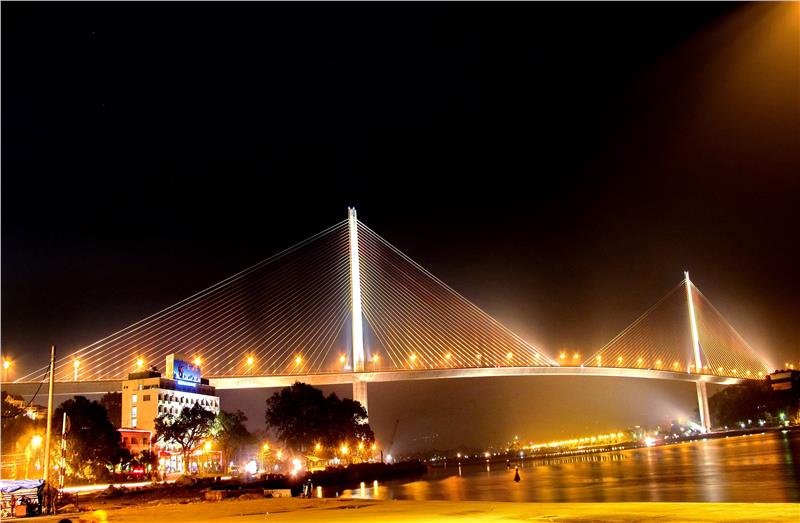 Bai Chay Bridge at night