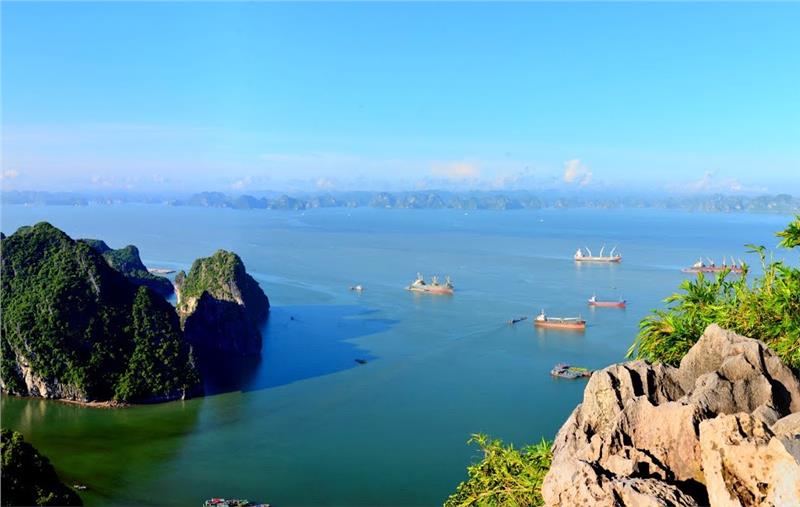 A spectacular Halong Bay view from Bai Tho Mountain