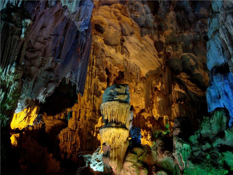 Dau Go Cave in Halong Bay