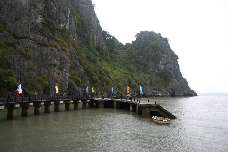 Path into Dau Go Cave