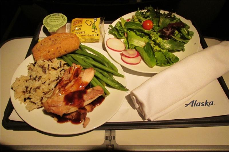 Một suất ăn của hãng hàng không Alaska Airlines 