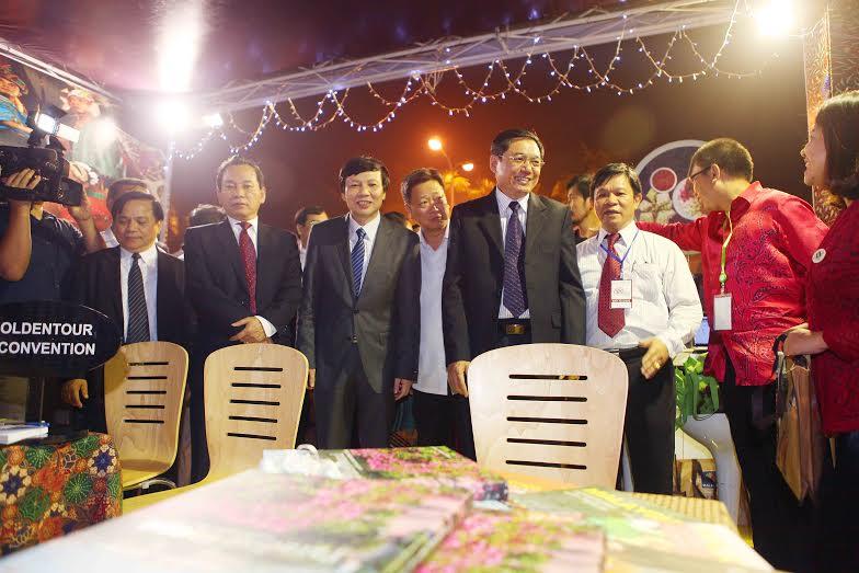 Leaders of Hanoi visit the festival