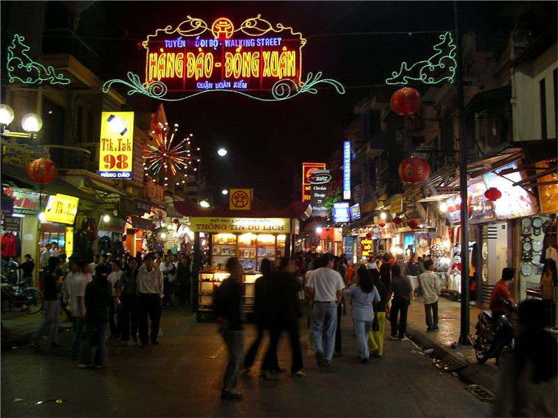 Hang Dao Street at night
