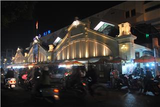 An exciting Hanoi nightlife in old streets