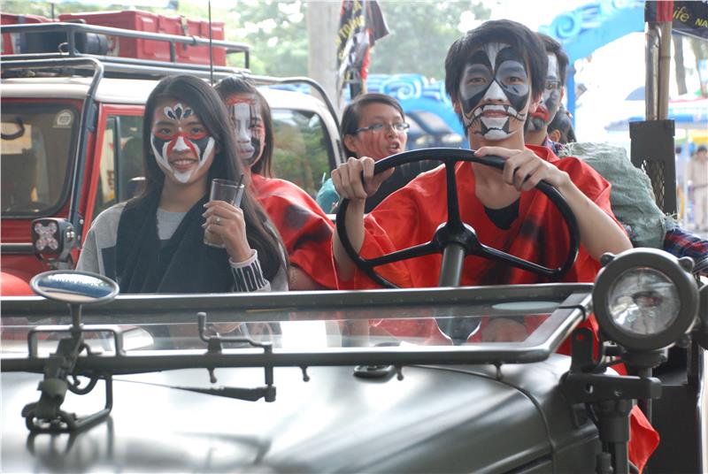 Young people promote for Hanoi Halloween Festival 2014