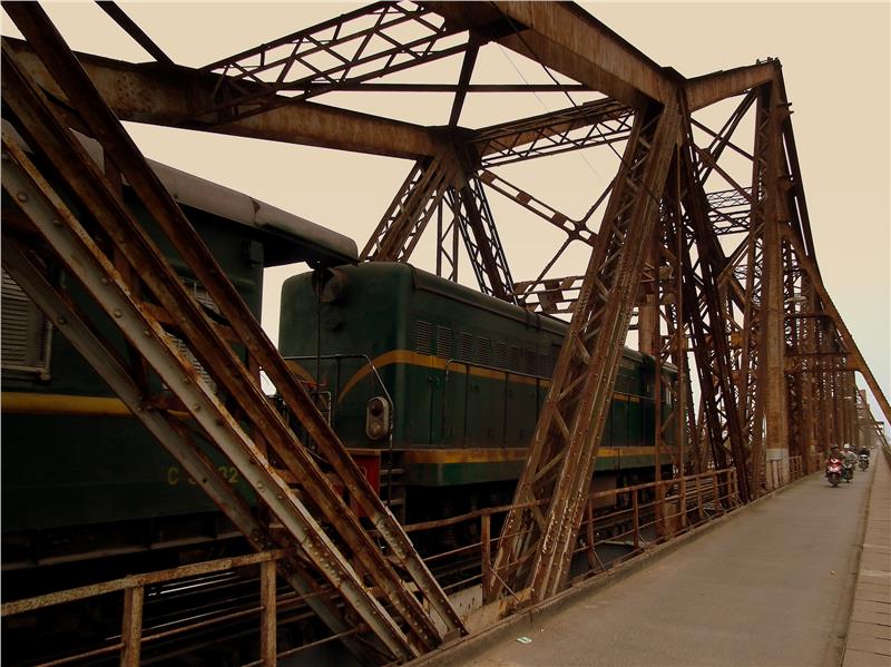 Railway in Long Bien Bridge