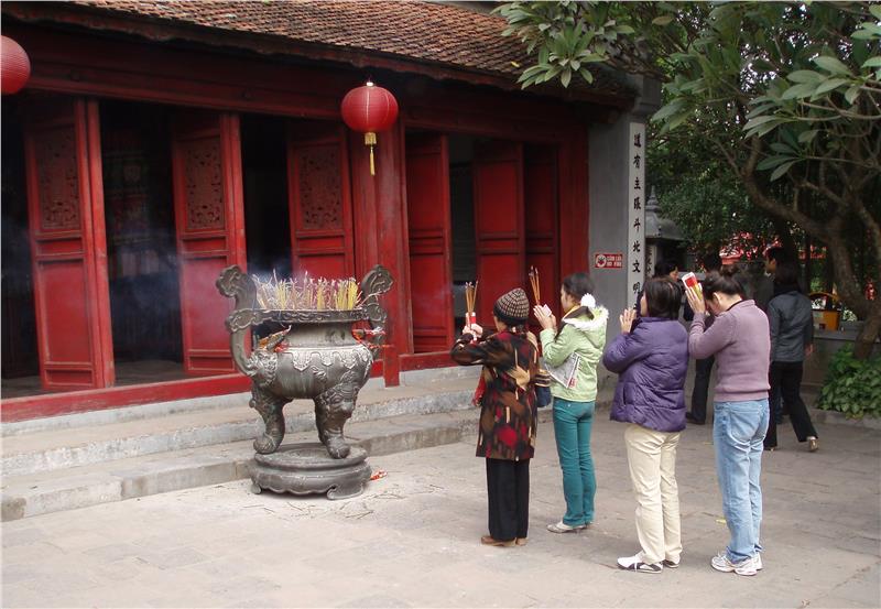 Local people worshipping in Ngoc Son Temple