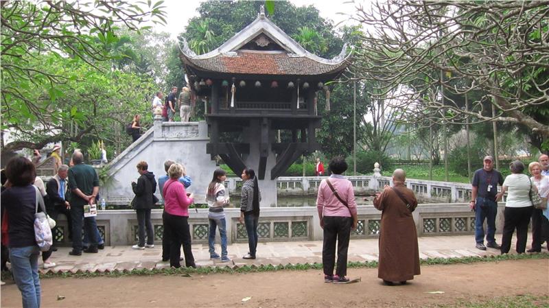 Visitors to One Pillar Pagoda