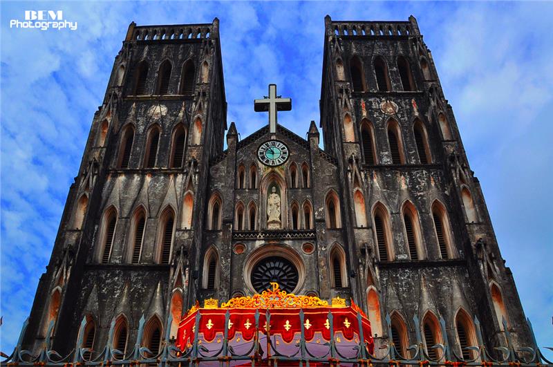 Churches in Vietnam allure tourists