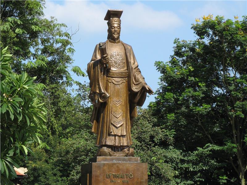 Statue of Ly Thai To in Hanoi