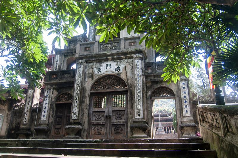 Gate to Thien Tru Pagoda