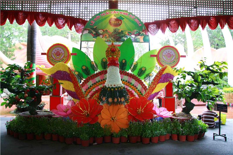 A work made from fruits in Southern Fruit Festival