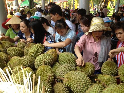 Tourists buy fruits in Southern Fruit Festival