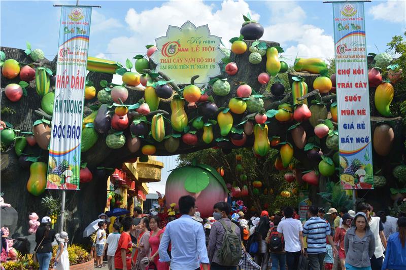 Visitors  to Southern Fruit Festival