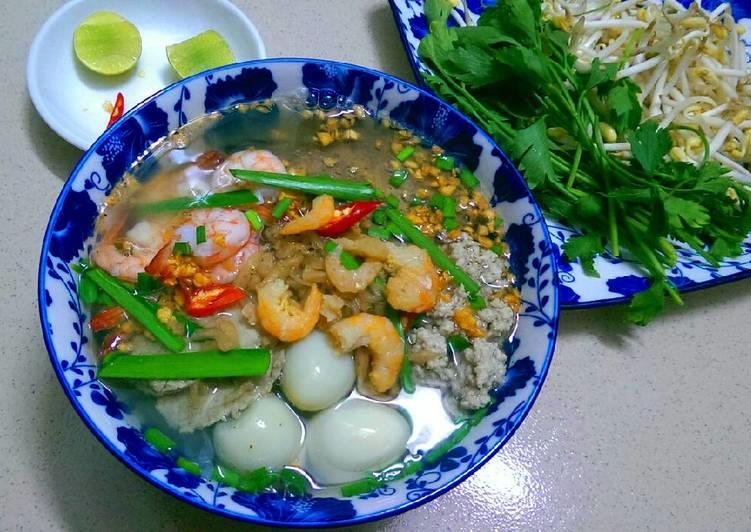 Phnom-penh clear rice noodle soup (Hu tieu Nam Vang)