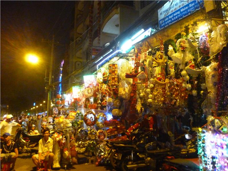 Hai Thuong Lan Ong Street at Christmas