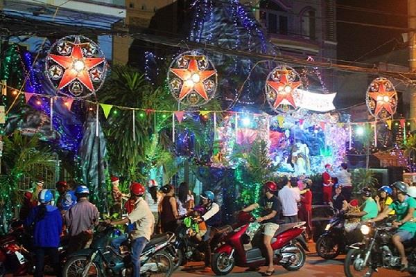 Exploring radiant and boisterous Noel in Ho Chi Minh City